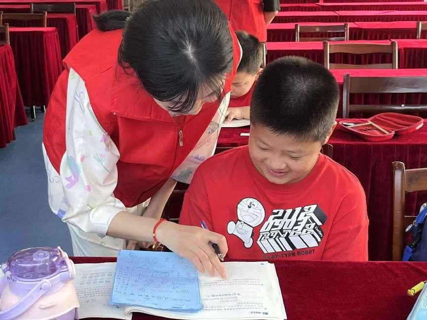 安徽學(xué)子三下鄉(xiāng)：學(xué)習(xí)中外文化習(xí)俗，體會文化多樣性