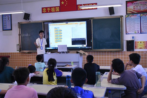 “山河承宇”實踐隊開設(shè)麥昆機器人特色課程|機器人課程進鄉(xiāng)村學(xué)校，點亮學(xué)生科技夢想
