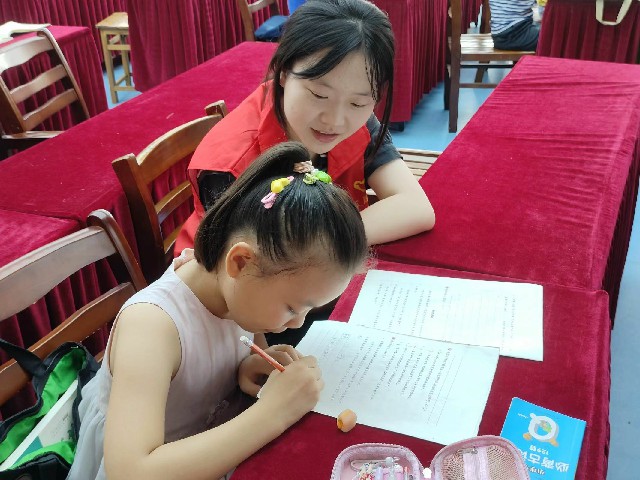 安徽學(xué)子“三下鄉(xiāng)”：保護(hù)牙齒，從我做起