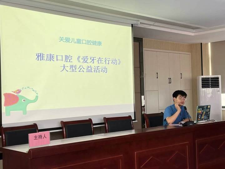 手牽手愛衛(wèi)生，心連心文明行