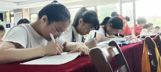 安徽學(xué)子三下鄉(xiāng)：志愿實踐送溫暖，衛(wèi)生知識進(jìn)社區(qū)