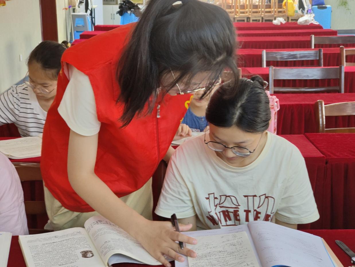 安徽學(xué)子三下鄉(xiāng)：了解中外文化，豐富知識樂園