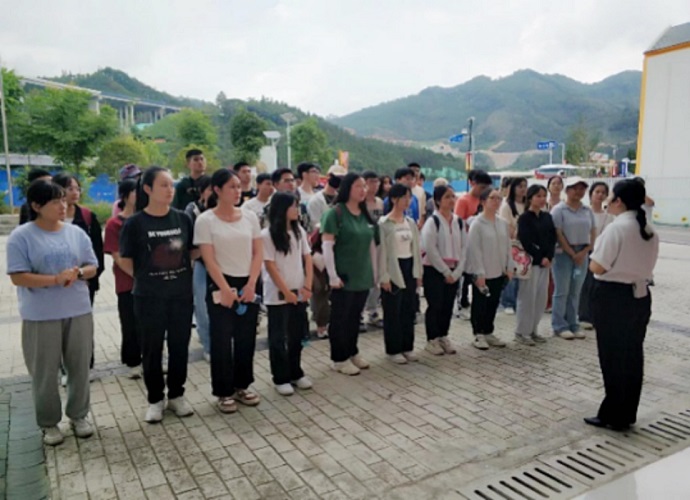 綠水青山，風(fēng)景這邊獨(dú)好；星火燎原，繼續(xù)砥礪前行