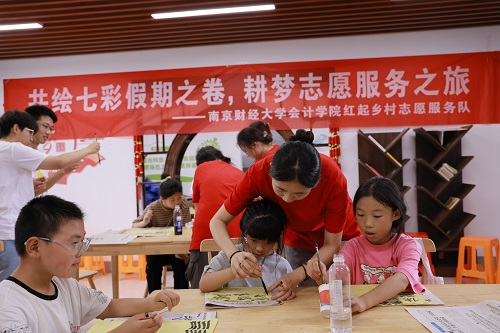南財(cái)學(xué)子走進(jìn)農(nóng)家書屋：紫色藝術(shù)陶冶情操，書法漆扇傳承文化