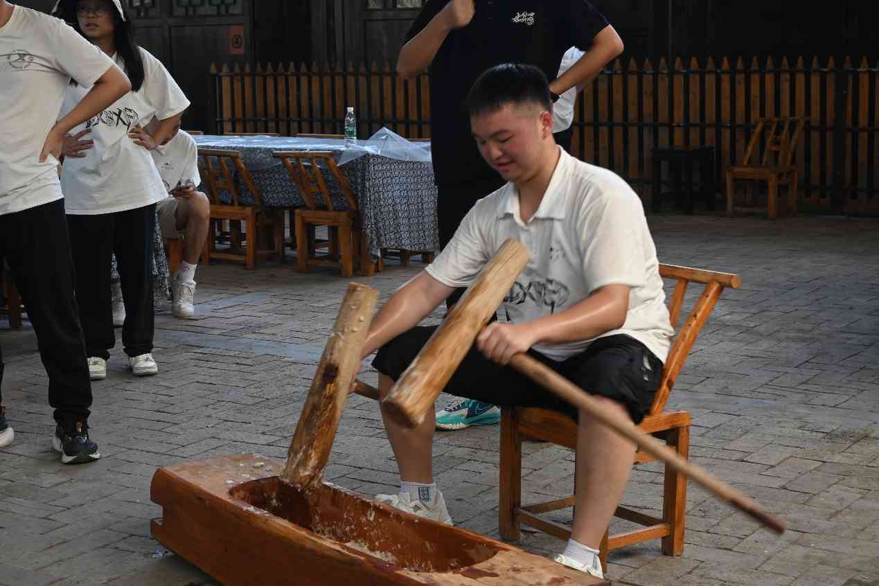 湖南工商大學(xué)e路鄉(xiāng)伴小分隊(duì)：傳承千年民俗，共賞打糍粑盛宴