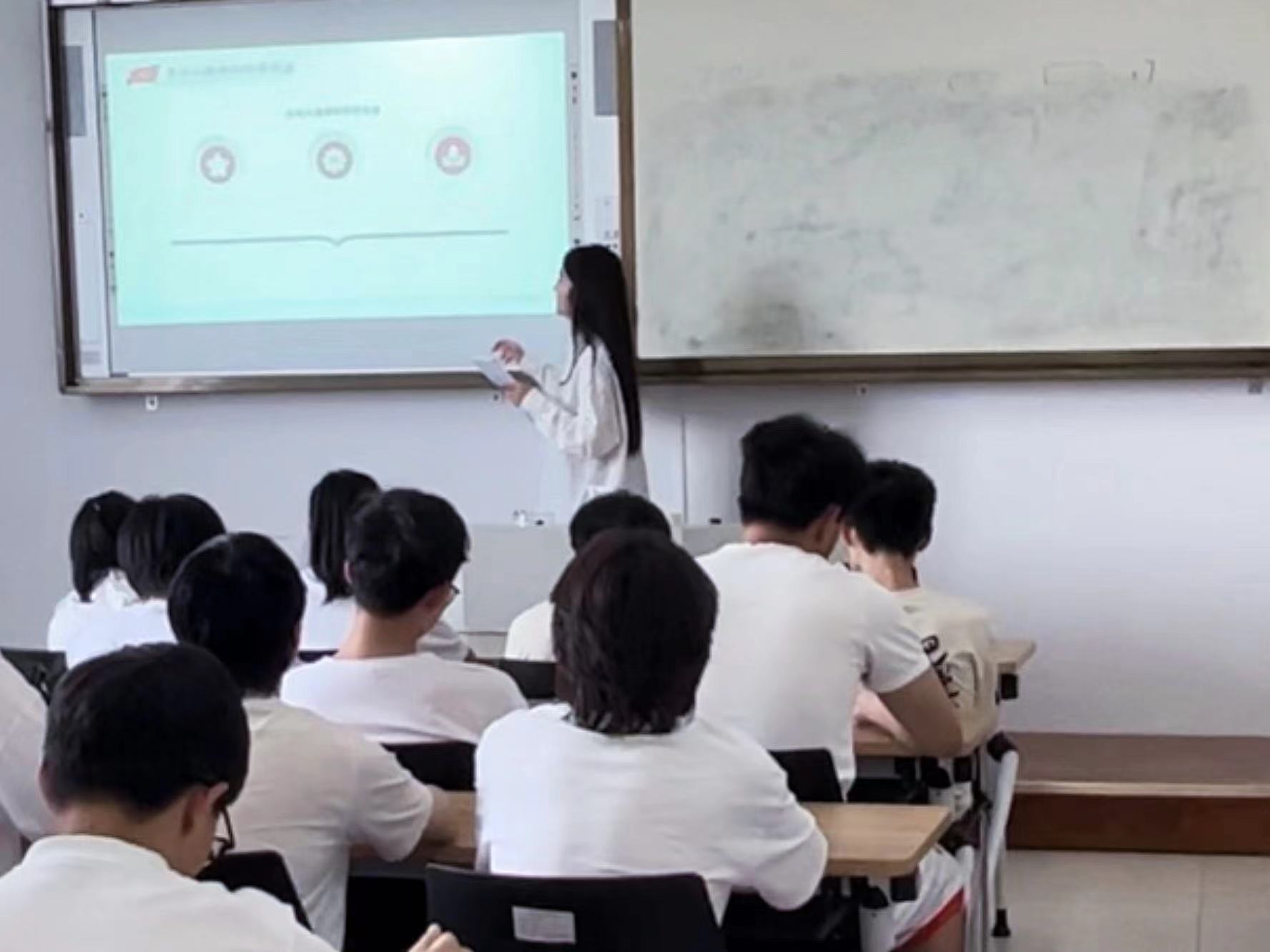 浙郵學子三下鄉(xiāng)：傳承紅色基因，綻放青春的炫麗之花