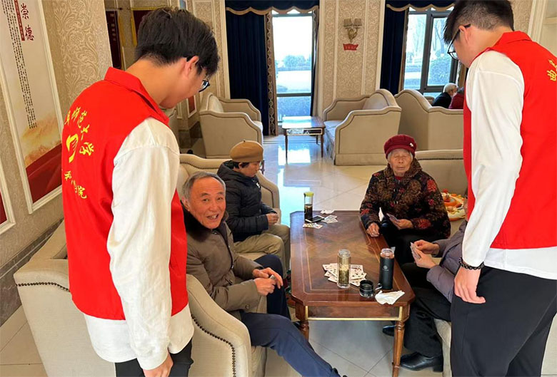 “青衿之志 實踐篤行”實踐隊體育科學(xué)學(xué)院學(xué)院寒假社會實踐——暖心冬日行，情滿敬老院