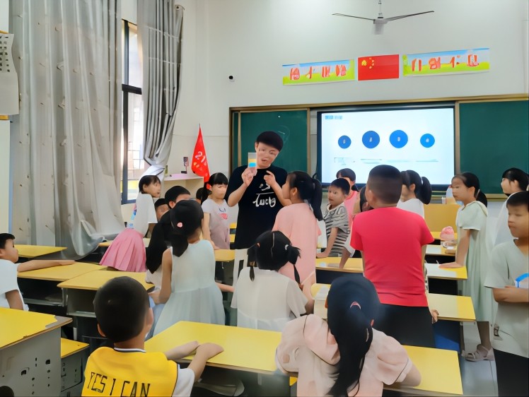 【青春建功，實(shí)踐鑄魂】童心相伴同行，共鑄七彩假期——中