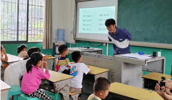 童語誦讀 ，推普筑夢——長安大學筑夢黔行實踐隊深入開