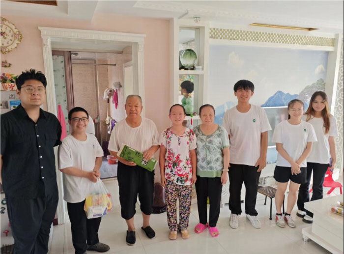 大學生進社區(qū)：傳承紅色基因，傳遞溫暖關(guān)懷