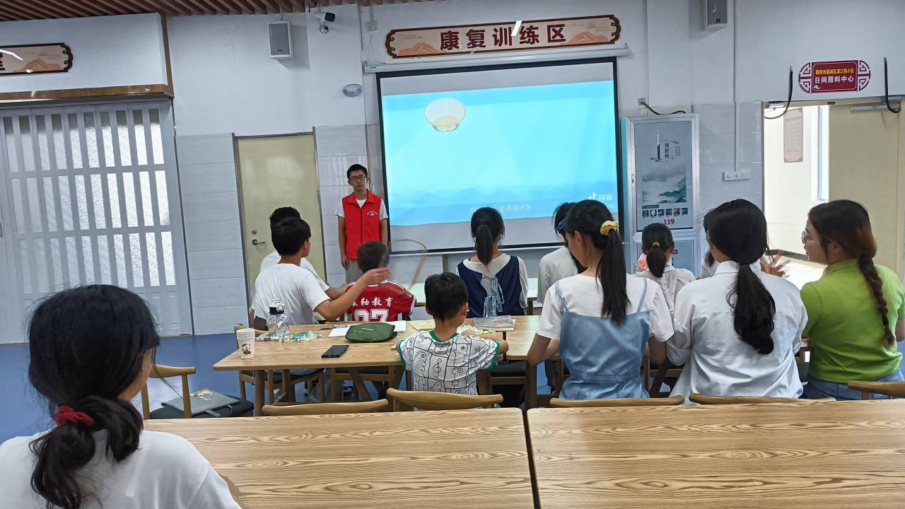 學(xué)習(xí)與玩耍相結(jié)合，構(gòu)建多彩暑假