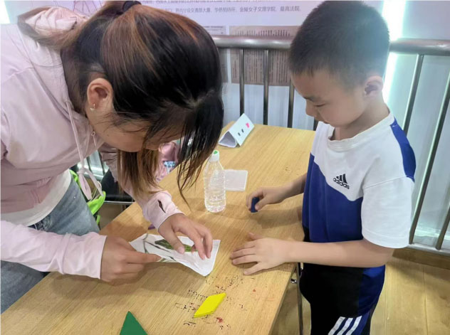 “藝賦中醫(yī)”團隊響應(yīng)“愛心暑托班”號召，向社區(qū)孩童介紹中醫(yī)藥拓染技藝