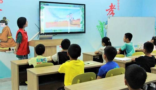 人文學(xué)院青年志愿團開展“感恩”與“科學(xué)”主題公益課