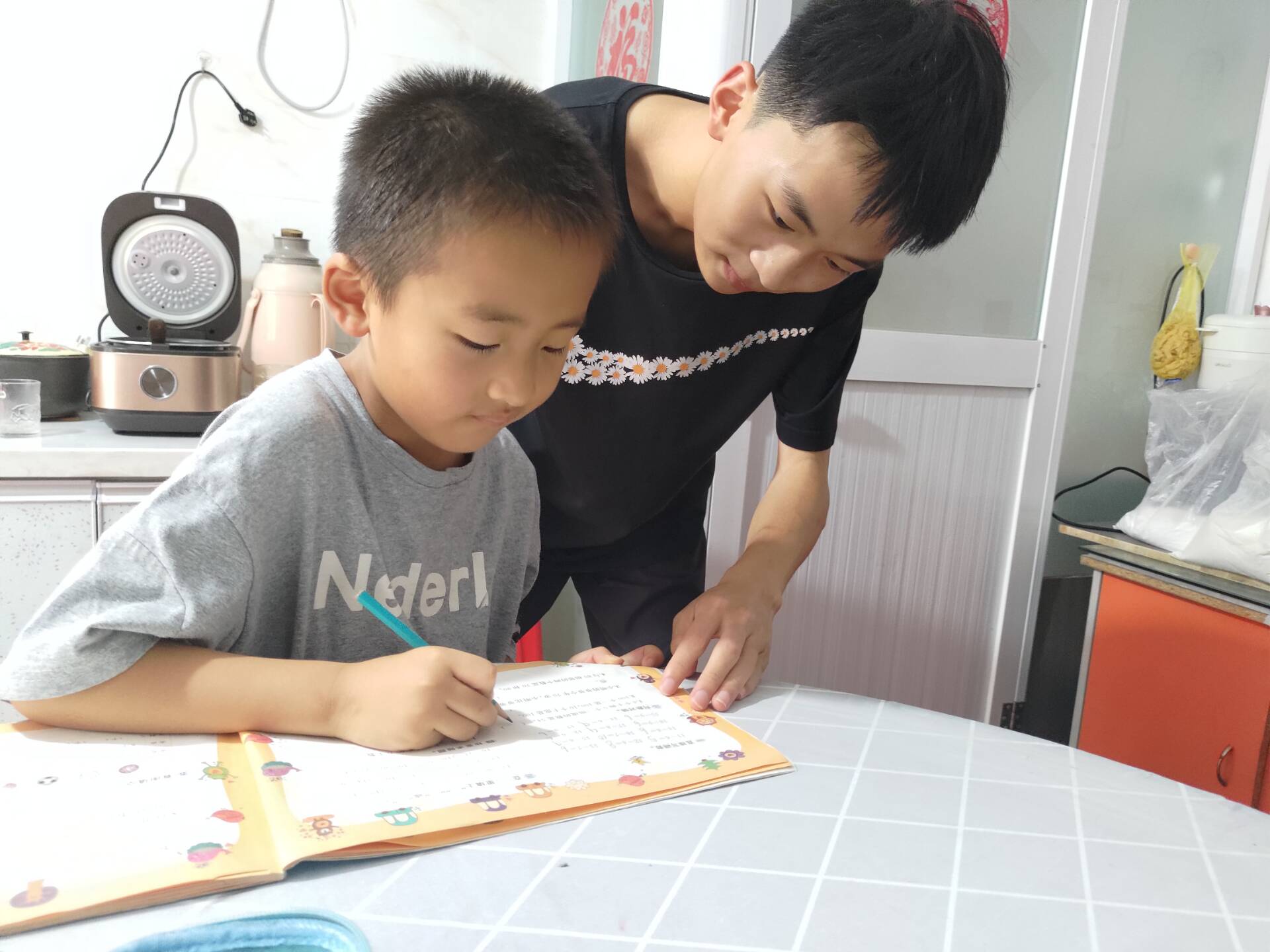 情牽留守，愛(ài)暖童心