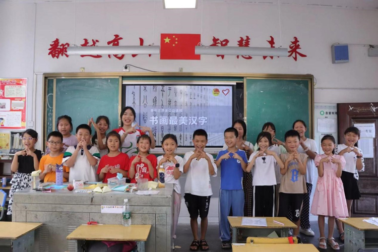 “七彩課堂”走進(jìn)河溪，助力鄉(xiāng)村兒童創(chuàng)造多彩童年