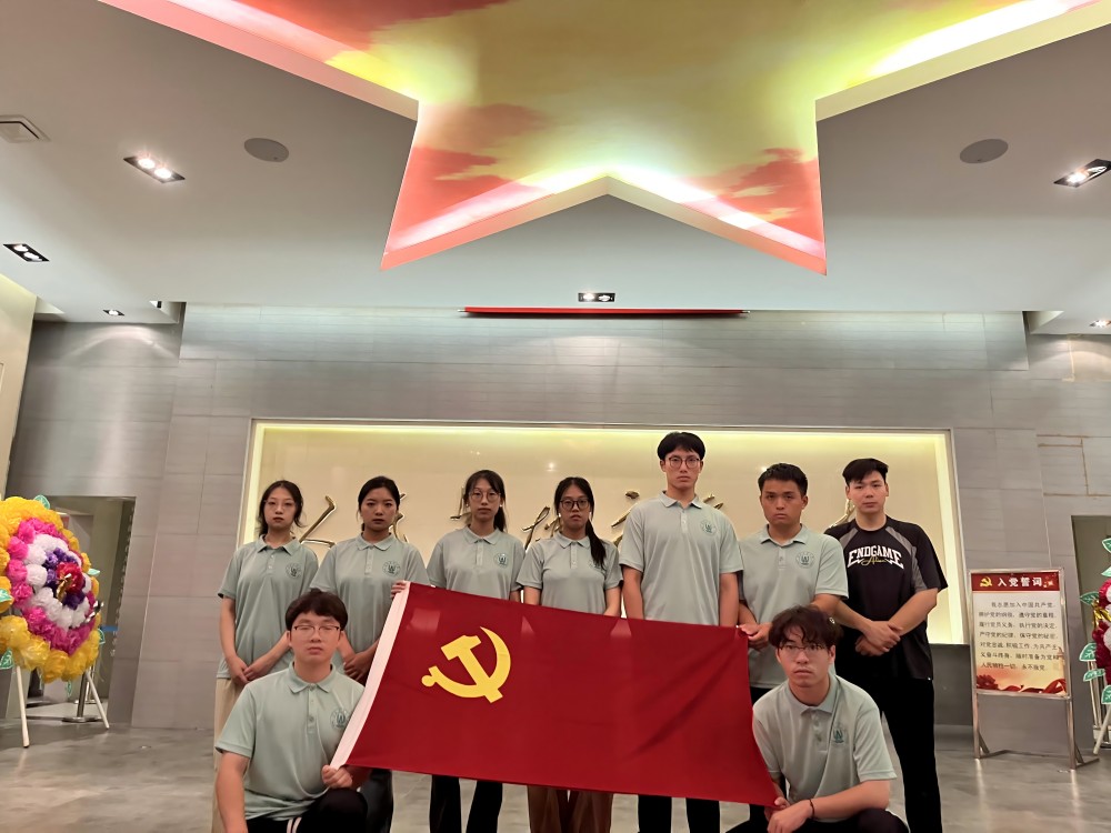 陵園靜謐思英烈，黨旗飄揚續(xù)輝煌