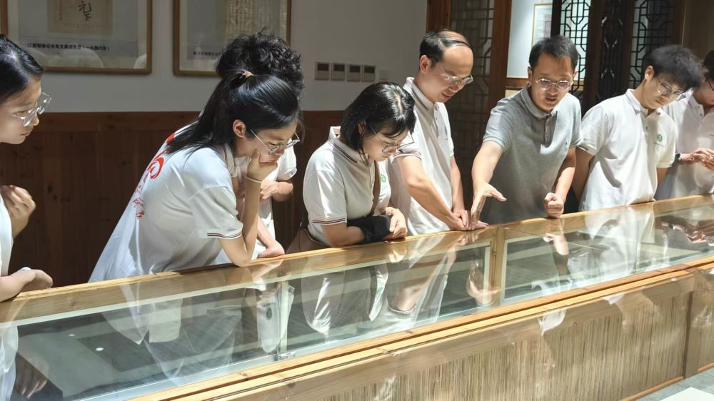 江西科技師范大學(xué)“寶葫蘆”團(tuán)隊(duì)三下鄉(xiāng)：訪華夏筆都 品非遺文化