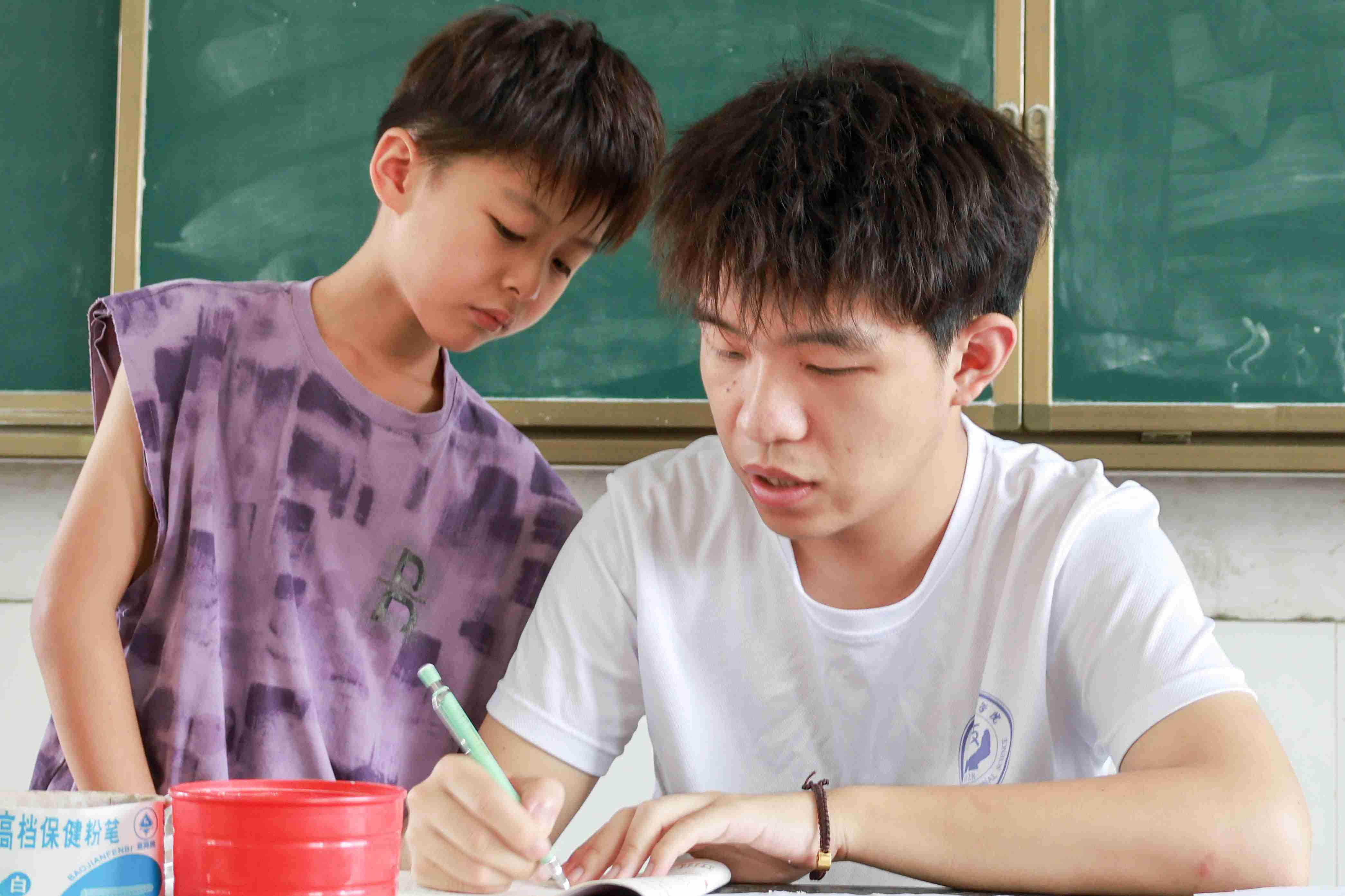 安師大學(xué)子三下鄉(xiāng)：七彩假期久伴童行，志愿服務(wù)暖心護航
