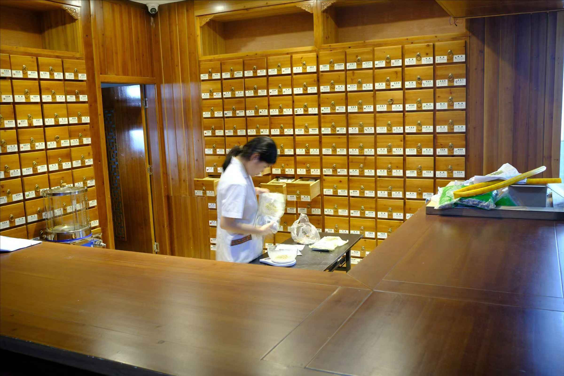 探訪湖南平正堂瑤醫(yī)醫(yī)院：揭秘千年瑤藥智慧，體驗(yàn)民族醫(yī)學(xué)瑰寶