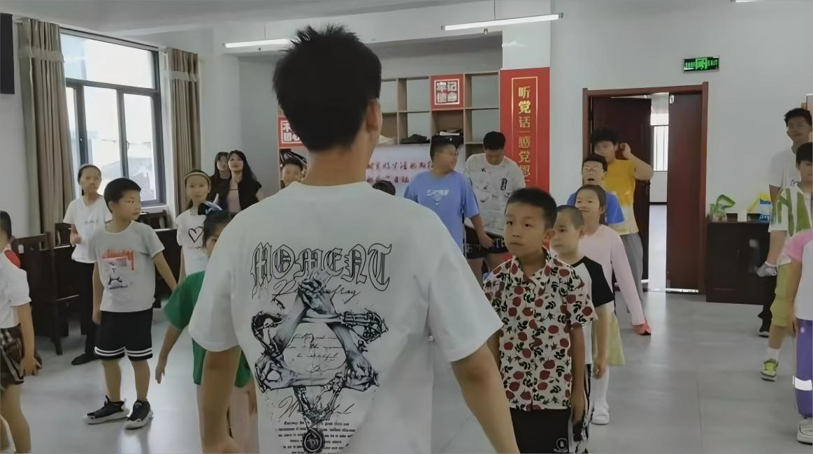 三下鄉(xiāng)日?；顒?dòng)|晨曦曙光啟征程，細(xì)雨滋花艷陌阡