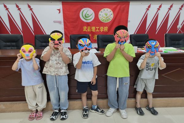 武昌理工學(xué)院“青春筑夢(mèng)”通城志愿服務(wù)隊(duì)開(kāi)展——以畫臉譜為媒，共繪青少年情緒管理