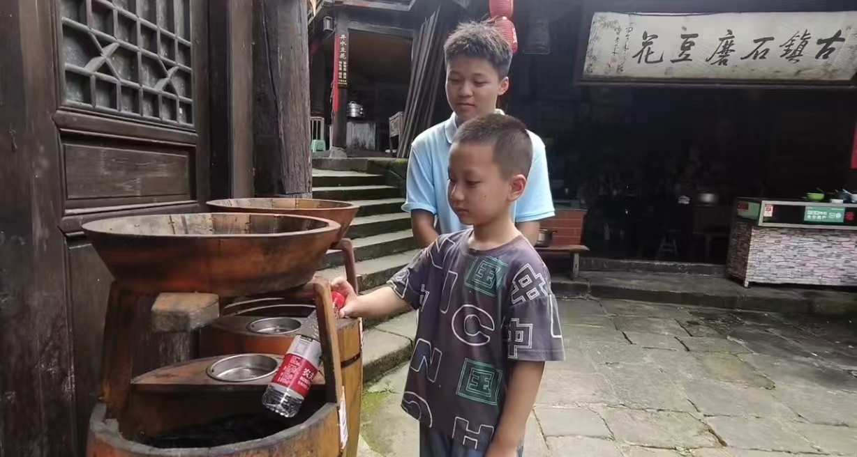 重慶外語外事學(xué)院學(xué)子“三下鄉(xiāng)”：踐行垃圾分類，從你我做起