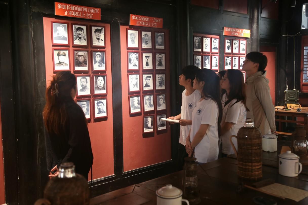 圖為團(tuán)隊(duì)成員在講解員帶領(lǐng)下進(jìn)行聆聽。張世玉 攝