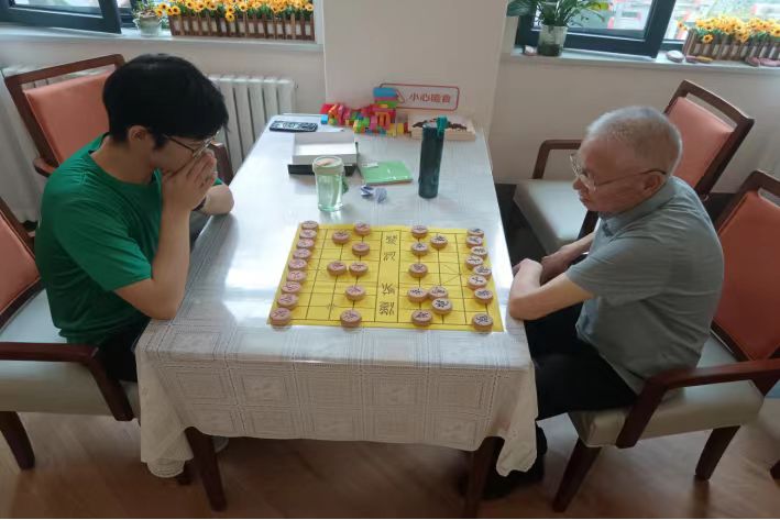 學(xué)子溫情撫桑榆，養(yǎng)老院內(nèi)愛滿盈