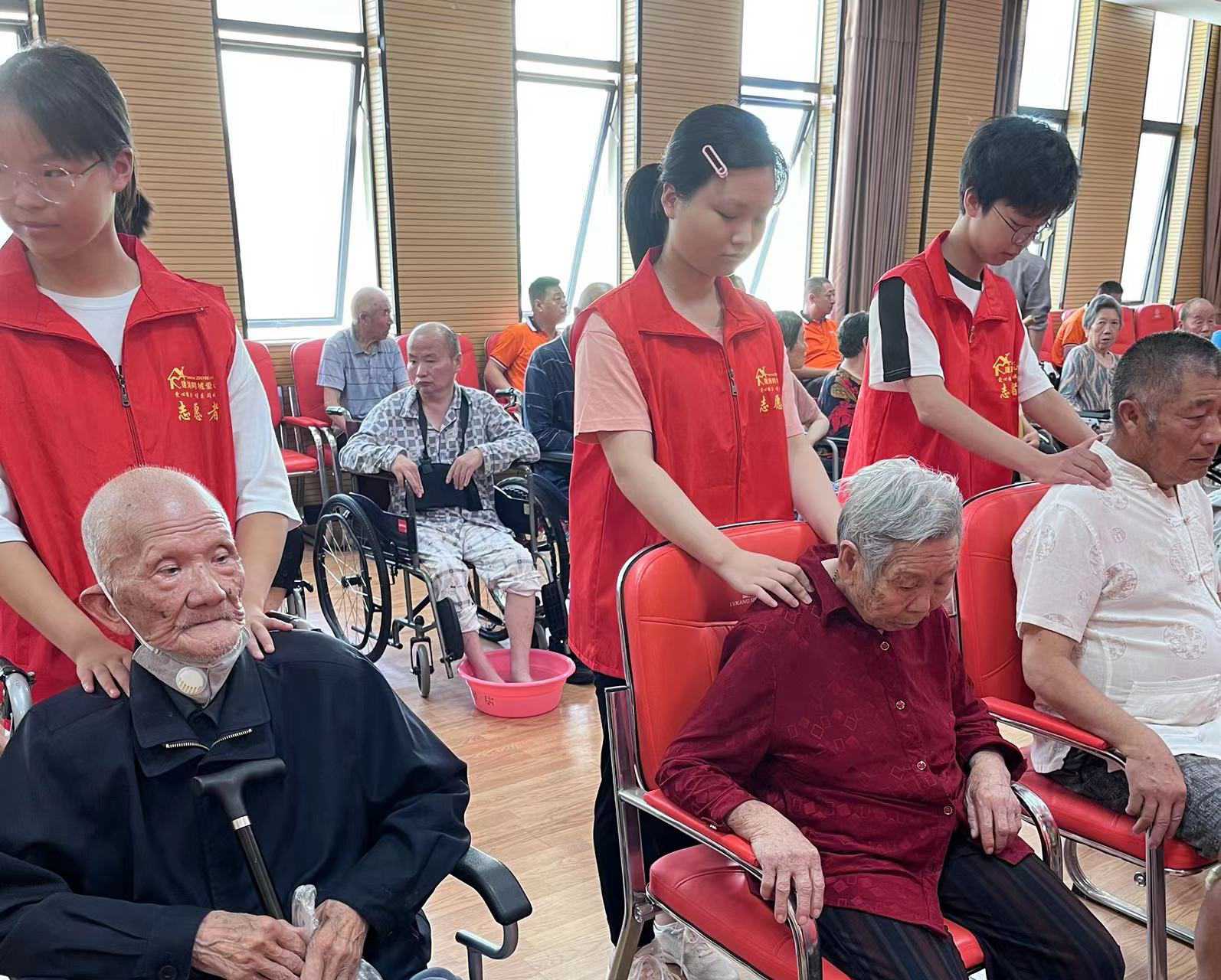 領(lǐng)航溫暖，傳遞愛(ài)心聚焦志愿關(guān)愛(ài)服務(wù)