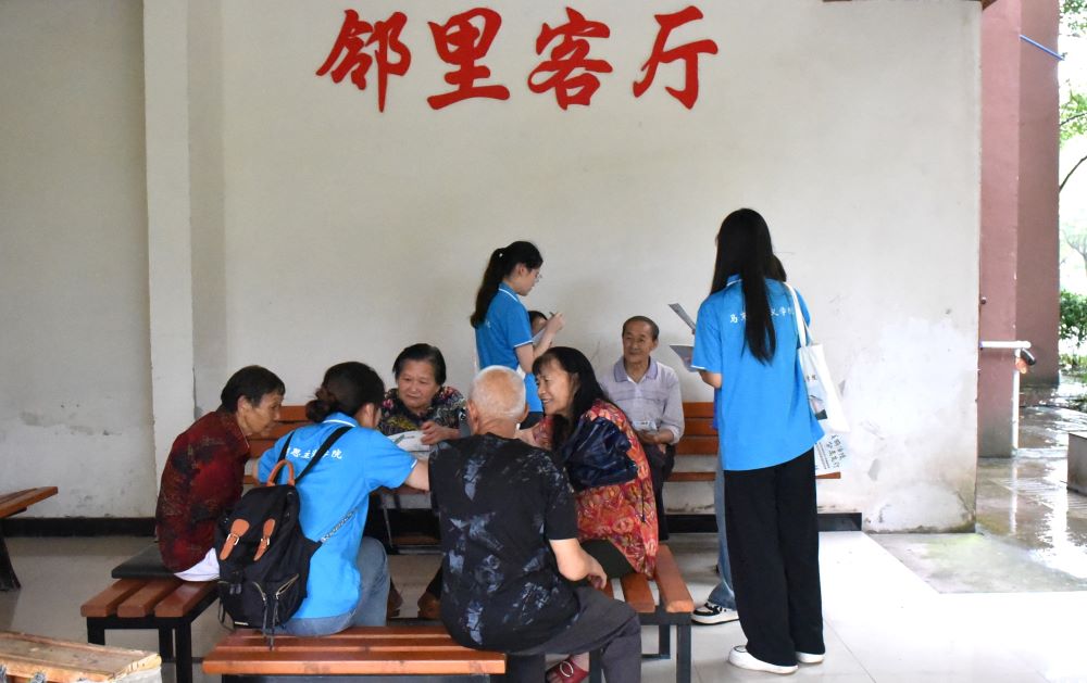 【2024三下鄉(xiāng)】情牽基層“負(fù)”，力促負(fù)擔(dān)除 ——長(zhǎng)江師