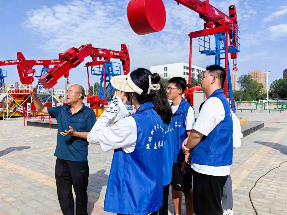 創(chuàng)新引領(lǐng)未來，石油行業(yè)的智能化——中國石油大學(xué)（華東）“感碳石光”實(shí)踐隊