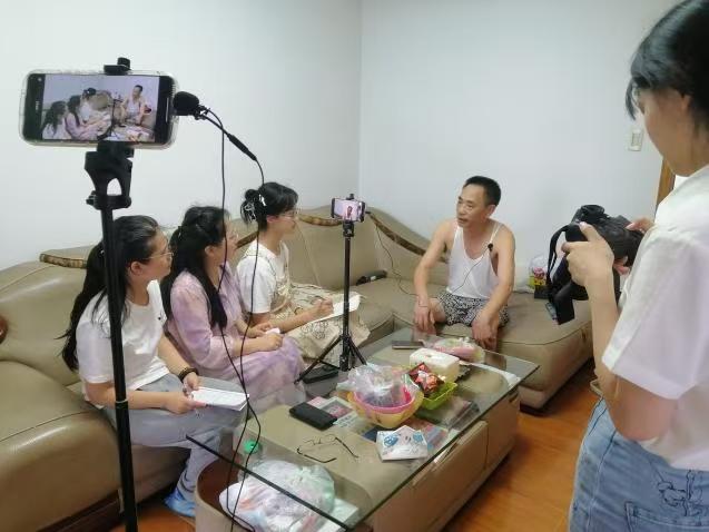 錄“共和國同齡人”口述史，繪“黃、橙、紅”愛國底色