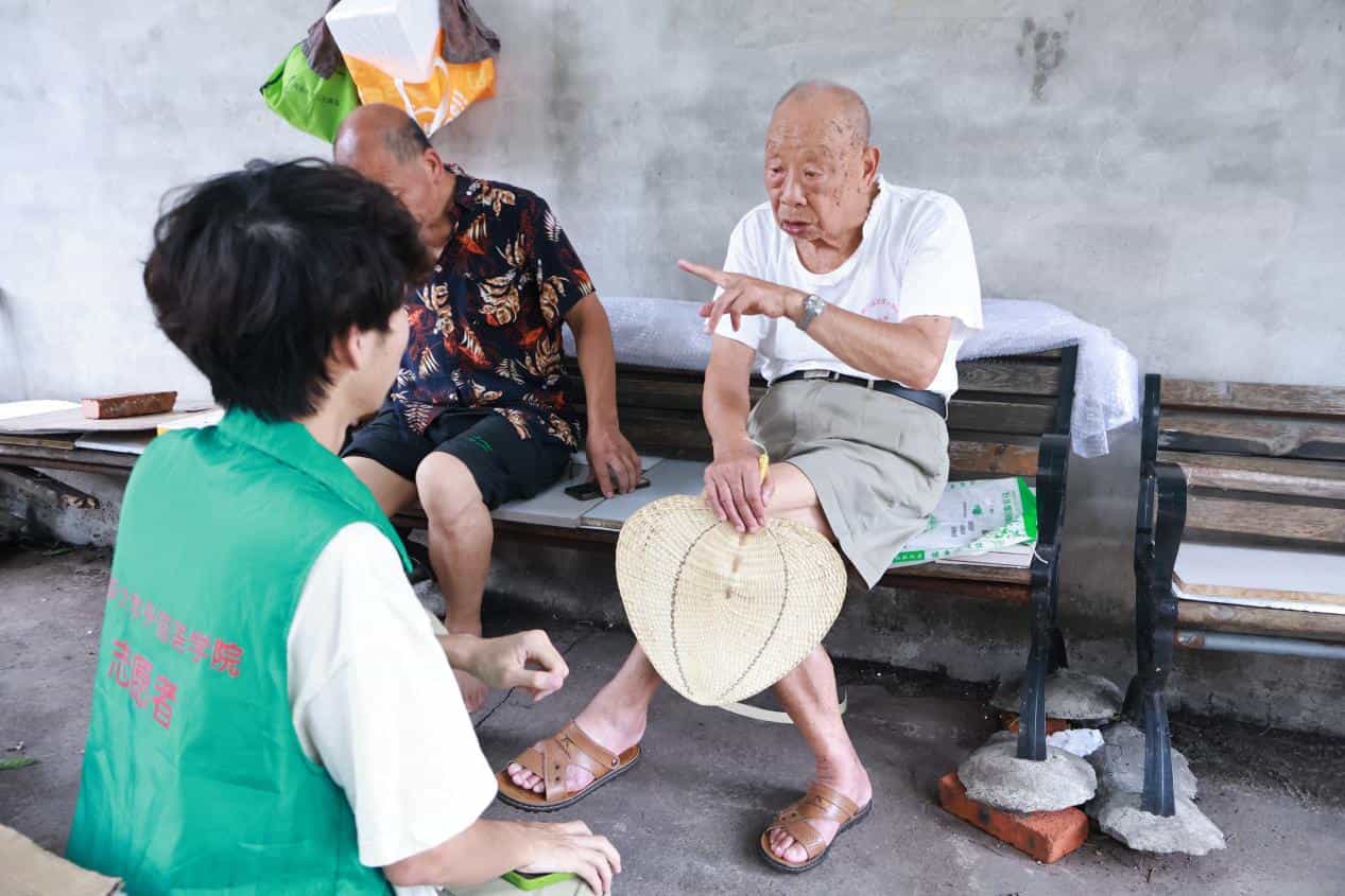 探訪歲月印記，共繪鄉(xiāng)村新篇——深入社區(qū)走訪老黨員與老人，展望鄉(xiāng)村振興美好未來