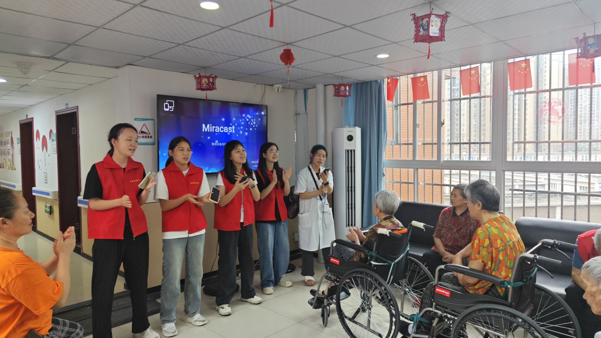 養(yǎng)老院迎來(lái)溫暖，志愿者共筑愛(ài)心