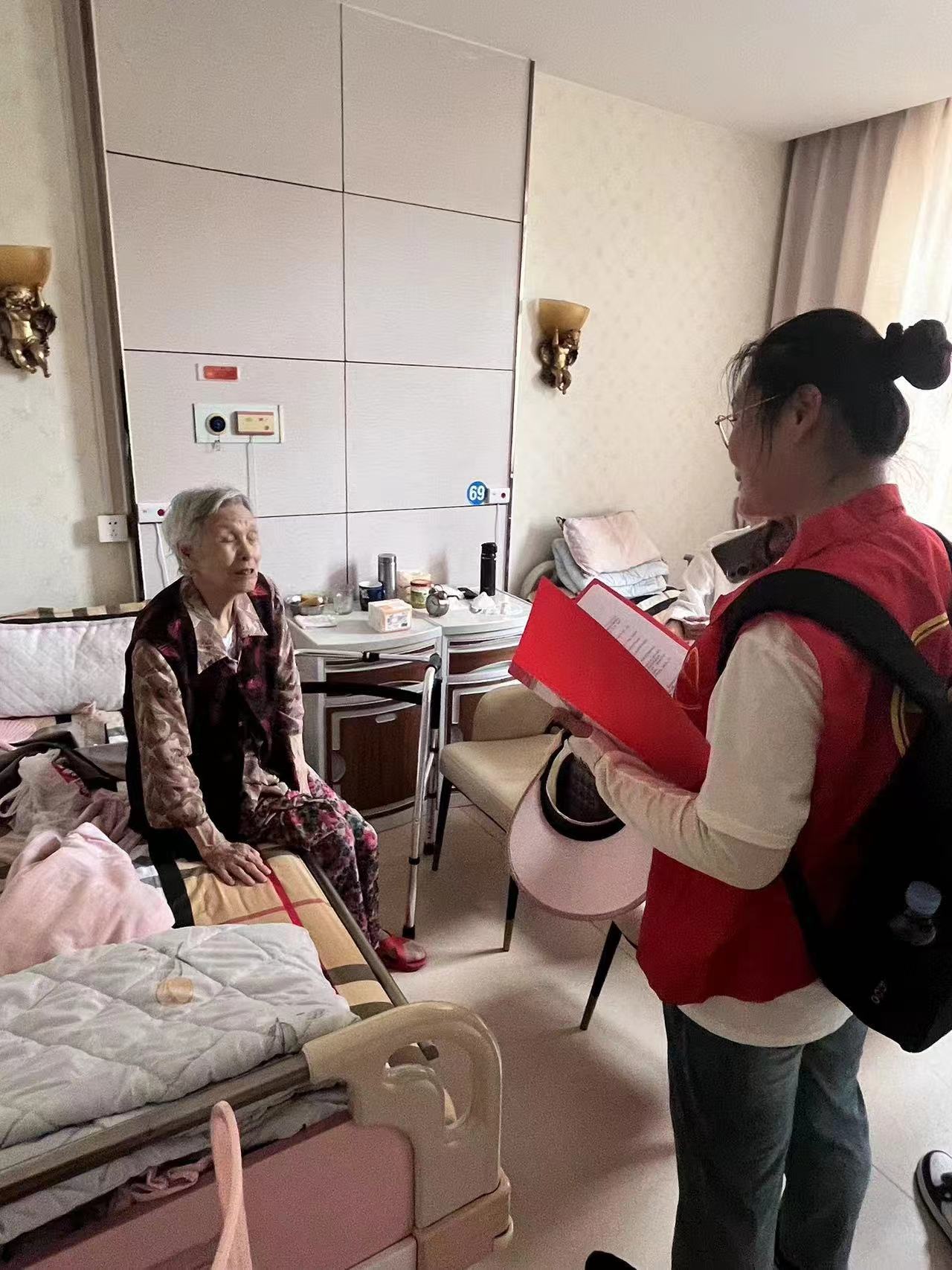 走進(jìn)老年群體，宣傳健康用藥——煙臺(tái)大學(xué)“藥”你健康暑期實(shí)踐隊(duì)
