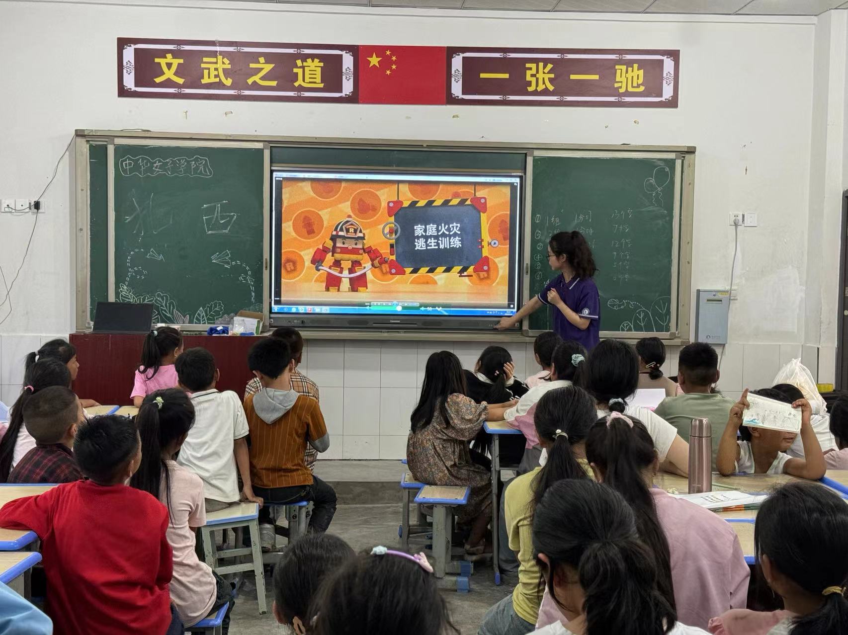 揚(yáng)州大學(xué)廣陵學(xué)院學(xué)子赴金陽縣德溪鎮(zhèn)開展“三下鄉(xiāng)”活動