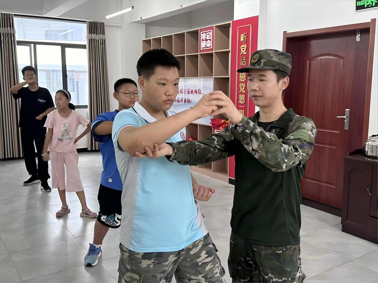 強今日體魄，成明日棟梁 ——武漢紡織大學(xué)外經(jīng)貿(mào)學(xué)院學(xué)子“三下鄉(xiāng)”開展軍體拳特色活動