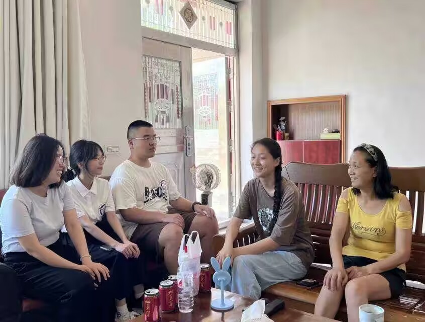 武漢鐵院“信之助”家訪溫情行：攜手精準扶持，共繪成長藍圖