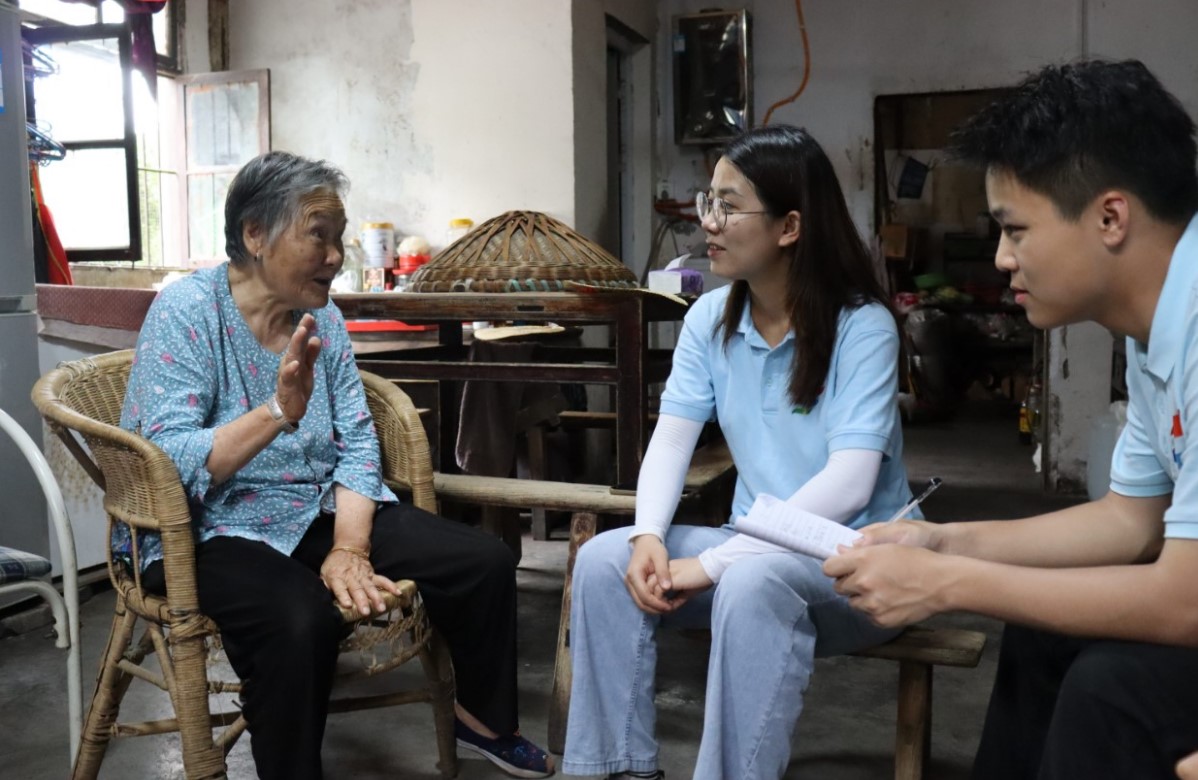 重外院學(xué)子三下鄉(xiāng)：鄉(xiāng)村振興顯溫情，慰問老人暖人心