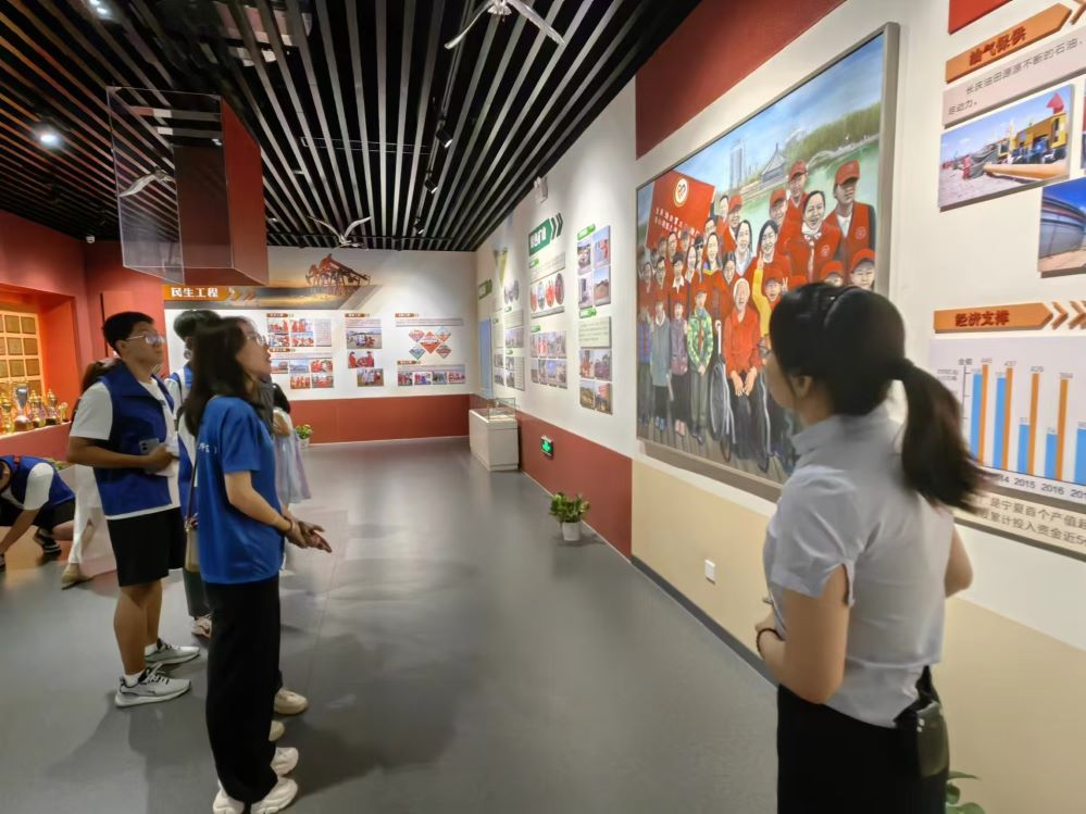 黨旗紅風(fēng)采現(xiàn)，向黨心石油魂——中國(guó)石油大學(xué)（華東）感碳石光實(shí)踐隊(duì)