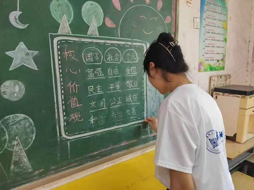 安陽工學(xué)院暑假“三下鄉(xiāng)”發(fā)展成就觀察團(tuán)走進(jìn)王莊鎮(zhèn)小學(xué)