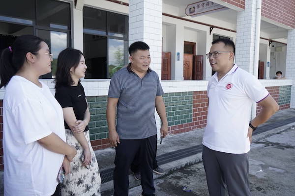校領導深入社會實踐一線，慰問勉勵志愿服務隊