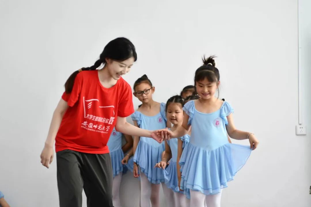 安徽學(xué)子三下鄉(xiāng)：和美鄉(xiāng)村聯(lián)非遺，青春賦能花鼓燈！