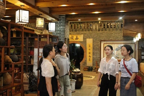 茶業(yè)發(fā)展 品牌先行|湘潭大學(xué)赴六堡茶鄉(xiāng)暑期社會實踐團深入調(diào)研梧州六堡茶企