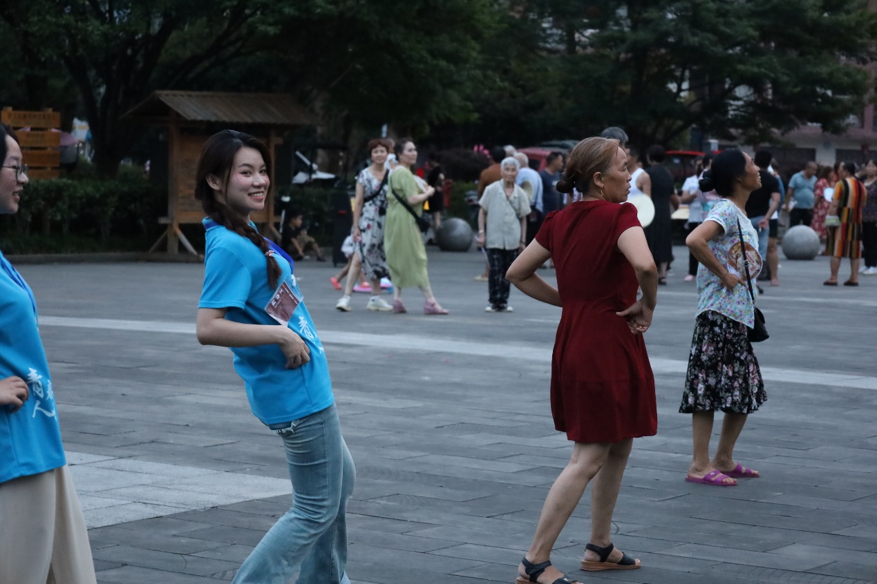 青春人科進(jìn)行時(shí)：心橋相連情綿綿，舞影蹁躚繪民俗 中國(guó)青年網(wǎng)7月18日電（通訊員 王千嬈）2