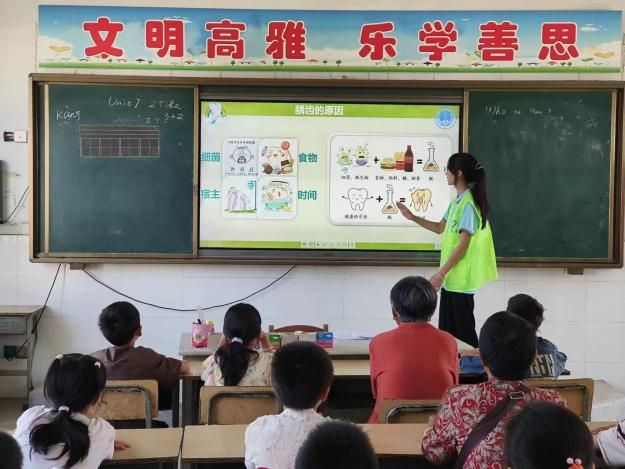 健康學(xué)子三下鄉(xiāng)：醫(yī)路童行助成長，仁心呵護(hù)暖相伴