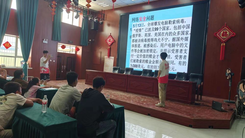 胡楊學(xué)子三下鄉(xiāng):網(wǎng)絡(luò)成癮鏡中說，認(rèn)識危害勿沉迷