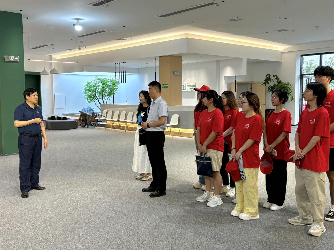 鄭州財經(jīng)學(xué)院“E路同行”暑期社會實(shí)踐團(tuán)赴潢川縣青創(chuàng)中心及雙柳電商小鎮(zhèn)開展調(diào)研活動