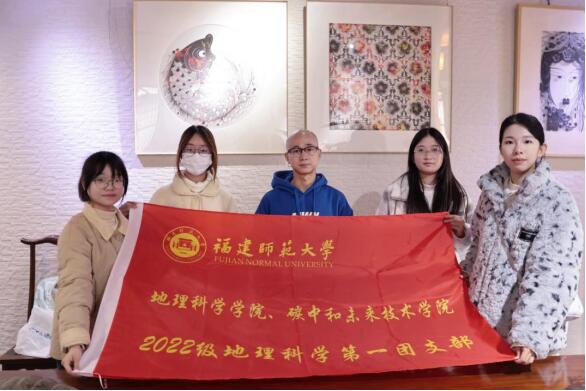 一剪芳華，紙上生花 ——福建師范大學(xué)剪影匠心實(shí)踐隊(duì)赴廈門(mén)開(kāi)展社會(huì)實(shí)踐活動(dòng)