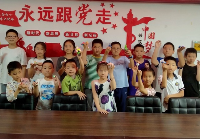 手工課堂歡樂多，歌聲傳唱不停歇